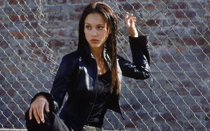 O sequestro de Jessica Alba, ocorrido em 1996, voltou a ganhar destaque nas redes sociais, reacendendo questionamentos sobre um dos episódios mais enigmáticos de sua vida (Foto: X)