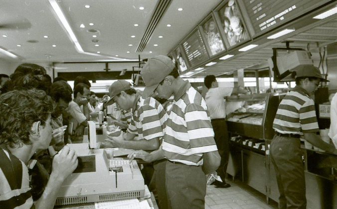 O restaurante de Downey é um marco histórico que preserva a essência da época em que o conceito de fast food ainda estava surgindo (Foto: X)