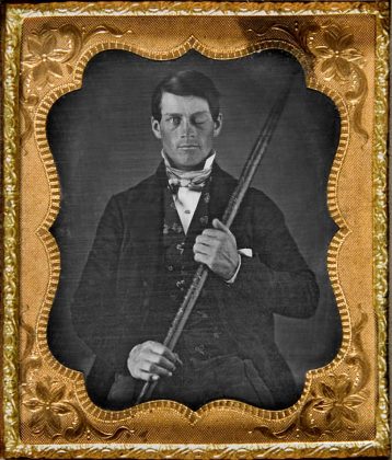 No entanto, apesar de escapar da morte, Gage não era mais o mesmo. Sua personalidade foi drasticamente alterada. De um homem educado, respeitoso e com grandes planos, ele se transformou em alguém rude, impulsivo e imprevisível (Foto: Originally from the collection of Jack and Beverly Wilgus, and now in the Warren Anatomical Museum, Harvard Medical School., CC BY-SA 3.0, via Wikimedia Commons)