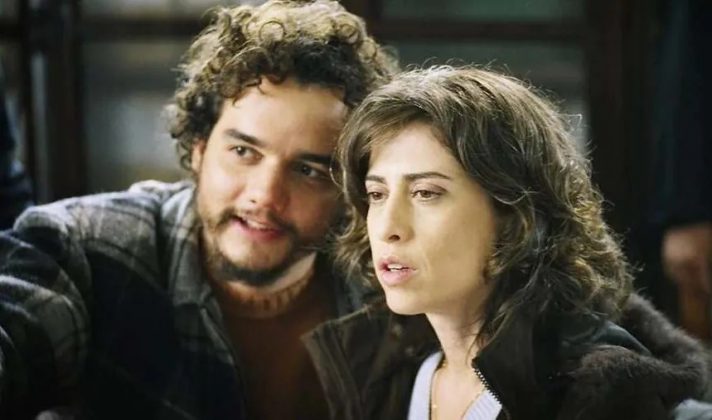 Por fim, na comédia Saneamento Básico, o Filme (2007), no Globoplay, Fernanda dá vida a uma moradora que luta por melhorias em sua pequena comunidade (Foto: Reprodução)