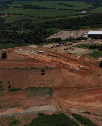 A inauguração do parque está prevista para 2027, e a construção desse grande projeto segue com muito entusiasmo (Foto: Youtube/TuiadeVideo)