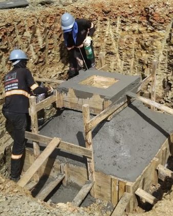 As fundações para os trilhos e suportes estão sendo preparadas, e containers com as peças da montanha-russa, fabricada pela alemã Vekoma, já chegaram ao terreno (Foto: Youtube/TuiadeVideo)