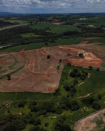 Em dezembro, começaram as obras do Cacau Park, novo mega parque temático em Itu, no interior de São Paulo. A construção começou com trabalhos de terraplanagem na área do estacionamento e asfaltamento do local, essencial para armazenar os brinquedos e materiais que serão usados no parque, previsto para ser construído após o lago (Foto: Youtube/TuiadeVideo)