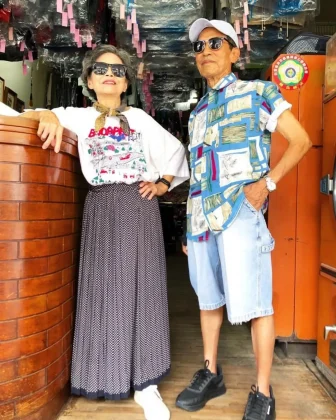 "Um casal de Taiwan chamou a atenção nas redes sociais ao transformar roupas esquecidas em produções de moda criativas." (Imagem: reprodução Instagram)