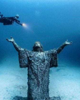 Uma estátua de Jesus Cristo foi descoberta no fundo do mar em Malta. (Imagem: reprodução Instagram)