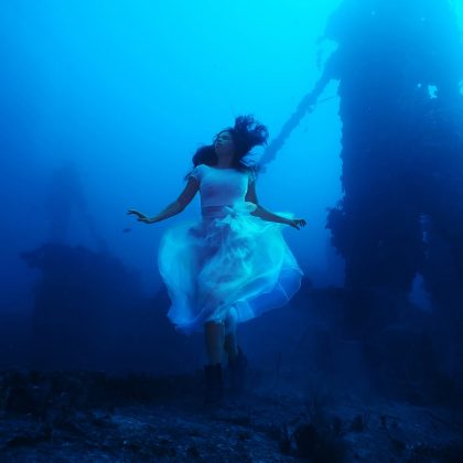 A sessão de fotos ocorreu no navio afundado Hydro Atlantic. (Imagem: reprodução Instagram / @hainingphoto / @modeladventurer)