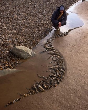 "Jon Forman integra sua arte ao movimento de Land Art." (imagem: reprodução instagram/ @sculpttheworld)