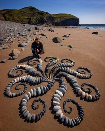 "Jon Forman utiliza materiais naturais para criar obras únicas." (imagem: reprodução instagram/ @sculpttheworld)