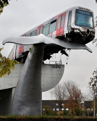 Um trem de metrô em Rotterdam passou dos blocos de parada e ficou suspenso no ar. (Imagem: reprodução instagram)