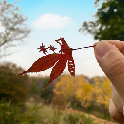 "Cada folha é escolhida com cuidado e esculpida manualmente." (imagem: reprodução instagram / @lito_leafart)