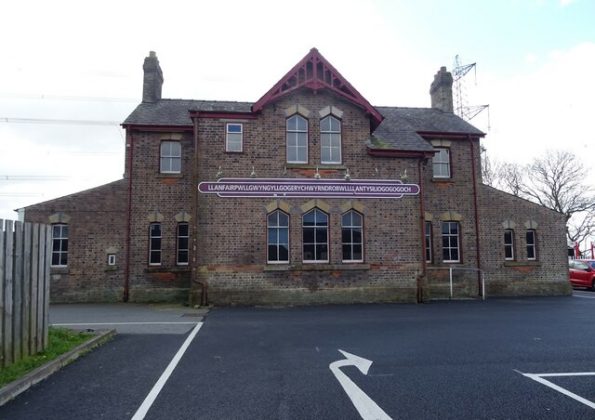 A cidade é famosa entre os turistas, que buscam ver a famosa placa com o nome completo. Llanfair também é um destino com belas atrações, como a Igreja de São Tisílio (Foto: JThomas / Station House, Llanfair­pwllgwyngyll­gogery­chwyrn­drobwll­llan­tysilio­gogo­goch Railway Station)