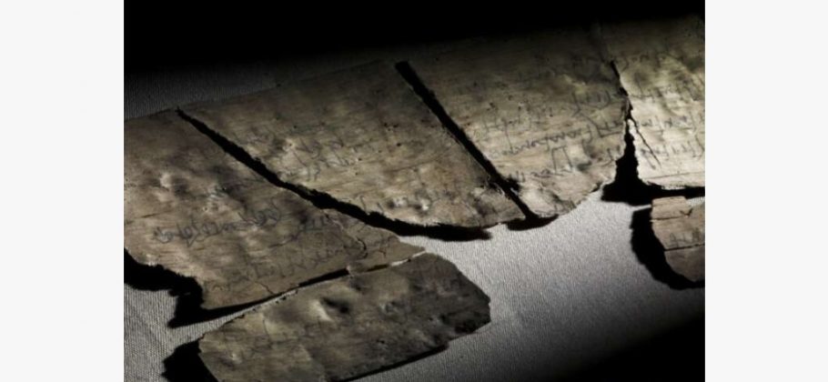 Um convite de aniversário de 2 mil anos foi encontrado no Reino Unido. O artefato, descoberto em Vindolanda, um forte romano em Northumberland, data de 97 a 103 d.C. e estava gravado em uma tábua de madeira medindo 22,3 cm por 9,6 cm (Foto: The British Museum)