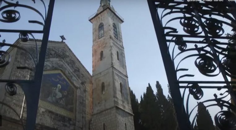 Os especialistas acreditam que o medalhão pertencia a um peregrino europeu, reforçando a importância histórica de Ein Karem como destino de peregrinação (Foto: Emil Aladjem/Autoridade de Antiguidades de Israel)