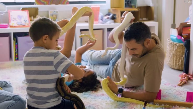 Os pais, Sócrates e Jane, afirmam que a prática é segura. Eles convivem com mais de 200 répteis em casa (Foto: Reprodução/YouTube/Truly)