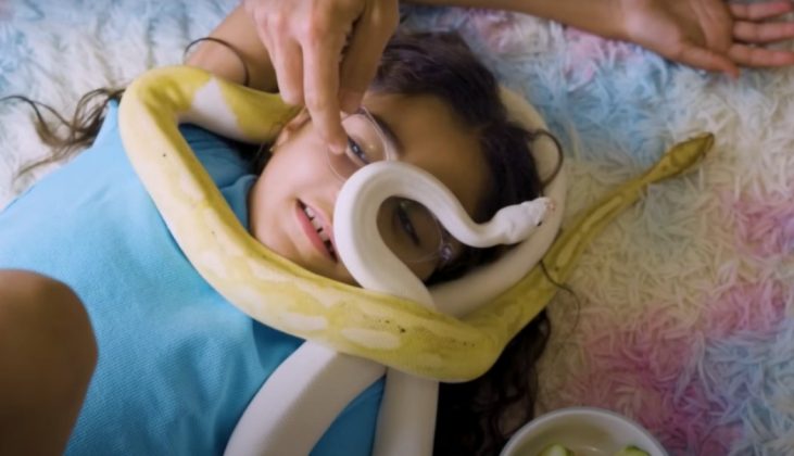 Menina de 9 anos divide seu quarto com 18 cobras (Foto: Reprodução/YouTube/Truly)