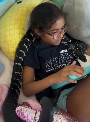 A família australiana de Ariana, 9 anos, vive de forma diferente. A menina divide o quarto com 18 cobras (Foto: Reprodução/YouTube/Truly)