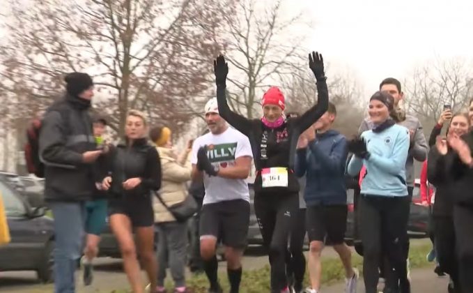 Cada maratona começava em um horário fixo para que outras pessoas pudessem se juntar a ela (Foto: Reprodução/France24)