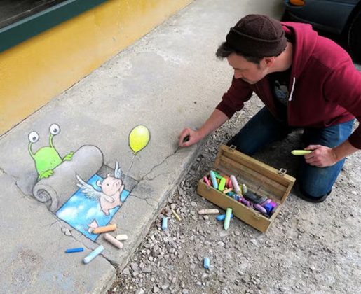 David Zinn transforma calçadas esburacadas em verdadeiras obras de arte. Usando apenas uma caixa de giz, ele cria incríveis desenhos 3D, dando vida a cenas temporárias e únicas (Foto: Reprodução/Instagram/@davidzinn)