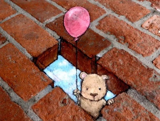 Seu trabalho traz um toque de magia ao cotidiano, transformando um simples passeio pela rua em uma verdadeira exposição de arte (Foto: Reprodução/Instagram/@davidzinn)