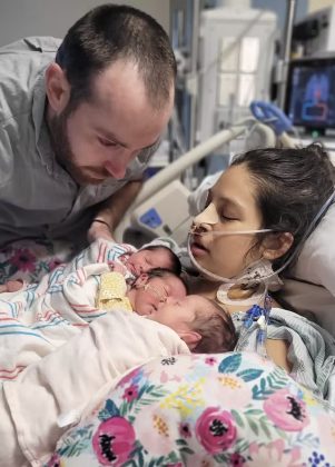 Mulher entra em coma após parto de trigêmeas e acorda sem lembrar do nascimento das filhas (Foto: The Christie family)