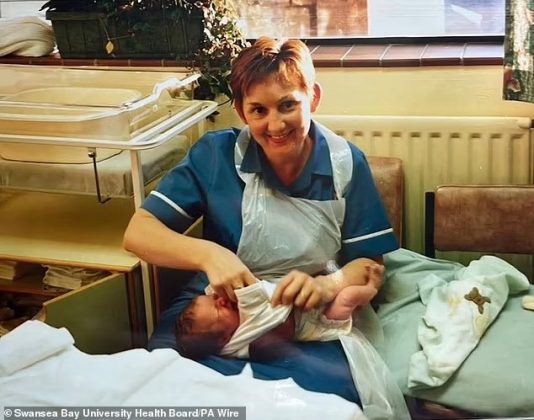 Uma história de coincidência e emoção marcou a vida de duas parteiras no Hospital Singleton, em Swansea (Foto: Reprodução/Daily Mail)