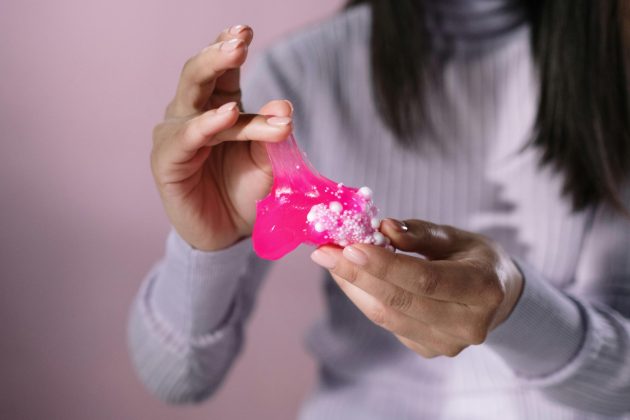 Tudo começou quando M'Layah brincou com o slime, um brinquedo pegajoso comprado em uma loja, junto com uma amiga (Foto: Pexels)