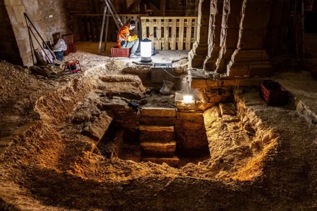 Igreja na França esconde escada secreta e túmulos históricos de 400 anos (Foto: Christophe Fouquin/Inrap)