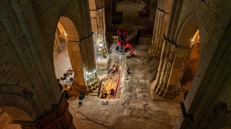 Surpreendentemente, essa escadaria levou a túmulos de 400 anos e sarcófagos do século 6, desvendando importantes fragmentos da história local (Foto: Christophe Fouquin/Inrap)