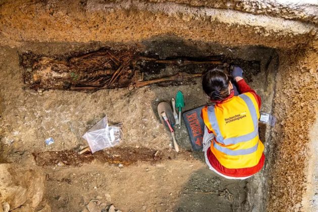 Além disso, os arqueólogos localizaram um cofre que guardava caixões de crianças e adultos. Os corpos estavam vestidos ou envolvidos em mortalhas, e os pesquisadores encontraram ainda objetos como moedas e dois rosários junto às sepulturas (Foto: Christophe Fouquin/Inrap)