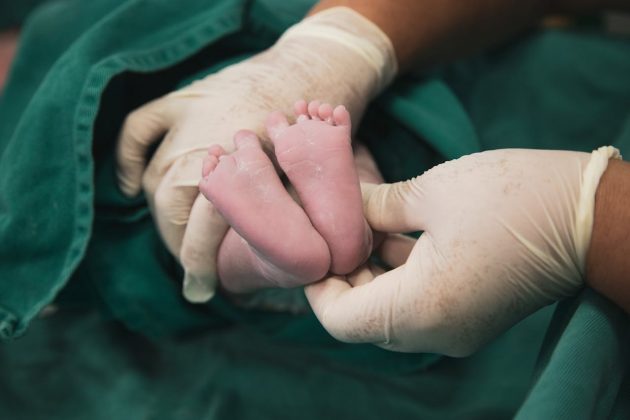 Segundo Chappell, o bebê nasceu prematuro, entre 23 e 26 semanas de gestação, pesando cerca de 900 gramas. A bebê, que foi chamada de Milagro – palavra espanhola para “milagre” –, foi levada ao hospital e está em recuperação junto com a mãe (Foto: Pexels)