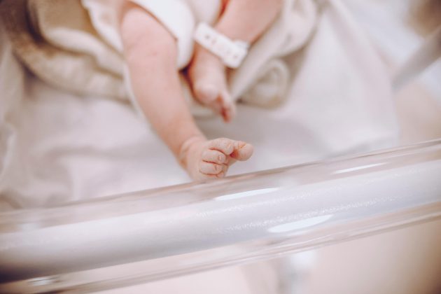 Além disso, as imagens da câmera corporal registraram Chappell limpando os fluidos da boca da bebê e realizando outros procedimentos necessários até a chegada dos paramédicos (Foto: Pexels)