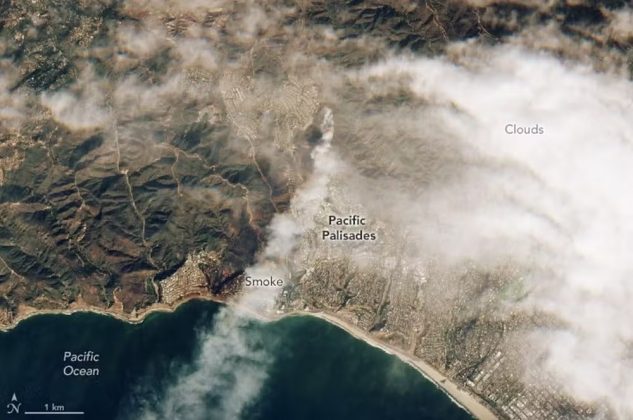 O equipamento sobrevoa a Terra diariamente e permite o monitoramento de eventos como esse. A fumaça do incêndio seguiu em direção ao Oceano Pacífico durante a tarde (Foto: NASA)