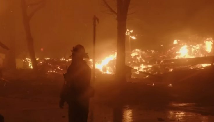 A paisagem seca facilitou a propagação das chamas, destruindo estruturas e forçando a evacuação de moradores (Foto: Reprodução/SBT News)