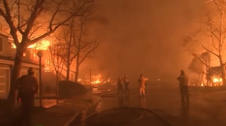 Incêndios florestais devastam Los Angeles, nos Estados Unidos. Ventos de até 160 km/h intensificaram o fogo na terça-feira (7), próximo ao bairro de Pacific Palisades (Foto: Reprodução/SBT News)