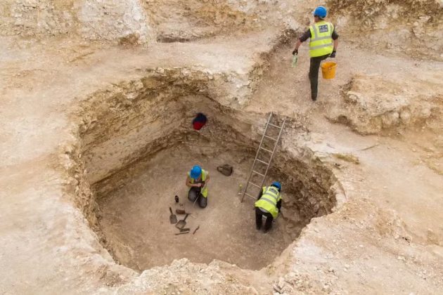 Arqueólogos desenterraram em Surrey, na Inglaterra, um poço romano de quase 4 metros de profundidade (Foto: Pre-Construct Archaeology)