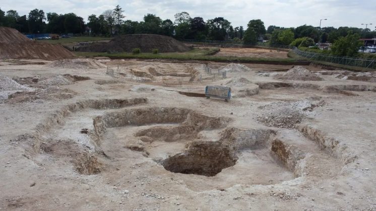 Esses achados indicam temas ligados à fertilidade e renovação. A disposição dos restos humanos sugere manipulação ritual, com apenas um esqueleto encontrado intacto (Foto: Pre-Construct Archaeology)