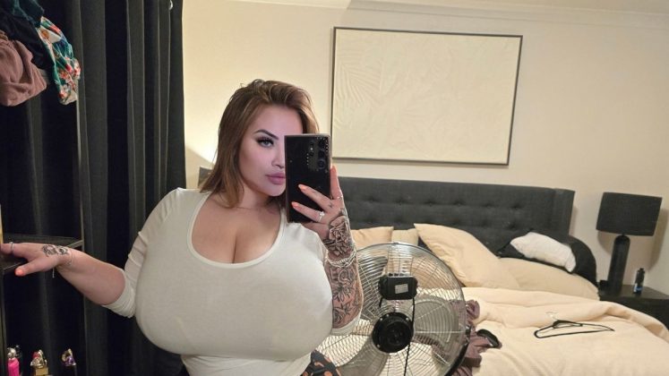 A gigantomastia a impede de viver confortavelmente. Paige considera uma cirurgia de redução de mama, que pode custar cerca de R$ 37 mil, mas teme que o problema volte (Foto: Reprodução/Mirror)