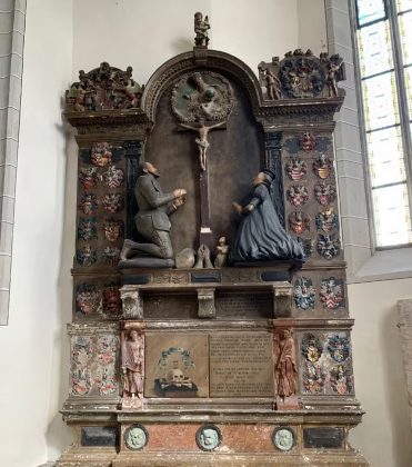 Pesquisadores fizeram uma descoberta surpreendente durante a restauração da Igreja de Santo André, em Eisleben, na Alemanha: um tesouro escondido na perna de uma estátua de arenito, datado do século 17 (Foto: Ulf Dräger)