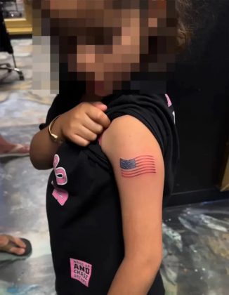 No entanto, o tatuador a convenceu a escolher algo mais patriótico: uma bandeira dos Estados Unidos (Foto: Reprodução/Arizona’s Family)