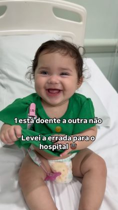 A única diferença visível entre as meninas, Alice e Clarice, é um brinco, e Gabriela só percebeu o erro quando chegou ao hospital (Foto: Reprodução/Instagram/@gemeasaliceclarice)