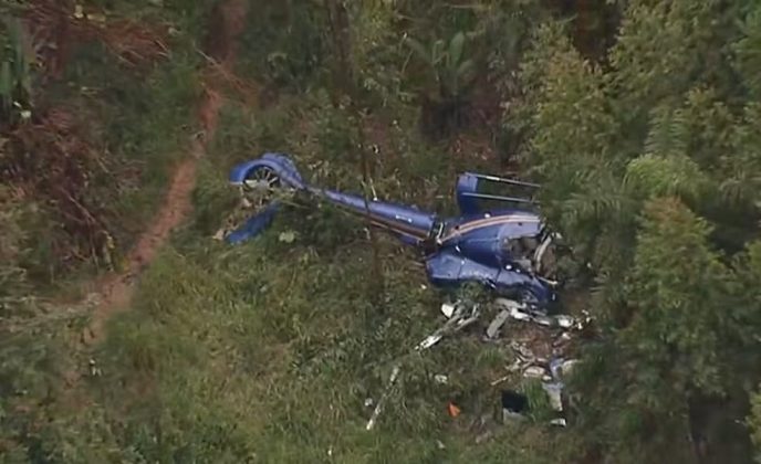 O acidente ocorreu na noite de quinta-feira (16), em uma área de mata fechada na região de Caieiras, na Grande São Paulo, durante um voo com destino à cidade de Americana (Foto: Reprodução/TV Globo)