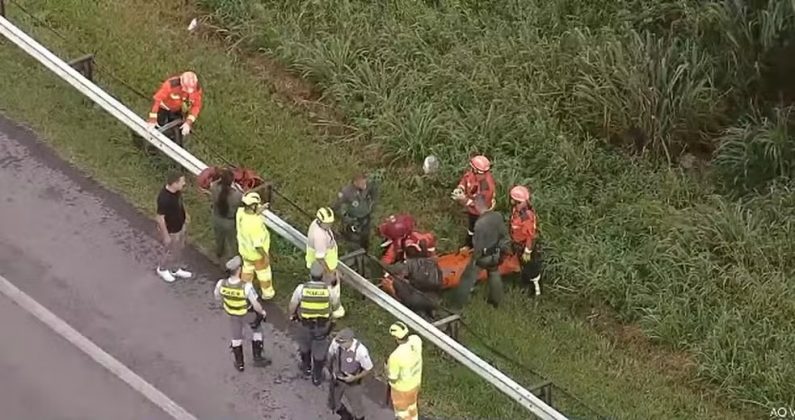 Equipes dos bombeiros, da Defesa Civil, dois helicópteros águia da Polícia Militar e um helicóptero da Força Aérea Brasileira (FAB) foram enviados para o local (Foto: Reprodução/TV Globo)