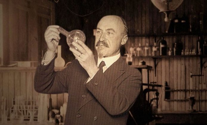 A grande revolução aconteceu em 1907, com o químico Leo Baekeland. Ele criou o Bakelite, o primeiro plástico sintético comercialmente viável. Esse material marcou o início dos plásticos modernos, produzidos com base em petróleo, carvão e gás natural (Foto: Reprodução)