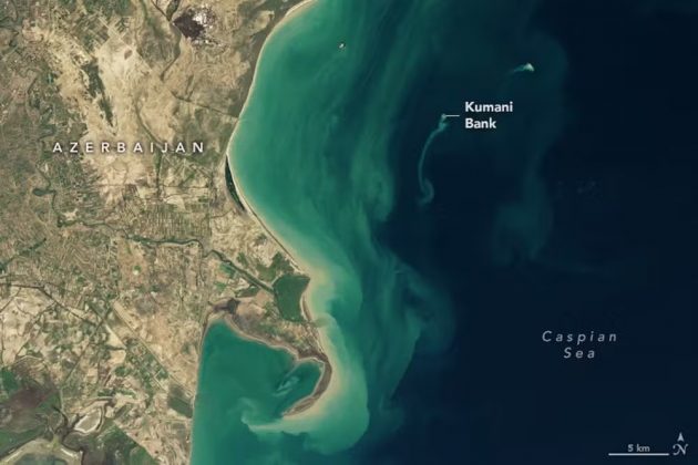 Uma ilha apareceu no Mar Cáspio em 2023, após uma erupção do vulcão de lama Kumani Bank, no Azerbaijão (Foto: Observatório da Terra da Nasa)