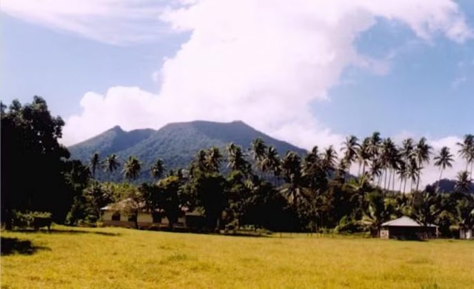 O Monte Ibu, na ilha de Halmahera, já registrou 1.079 erupções em 2025. Entre elas, 17 ocorreram em apenas um dia (Foto: Wikimedia Commons)