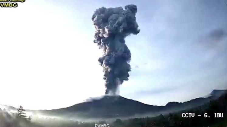 Ilha na Indonésia entra em estado de alerta após vulcão ter mais de 1000 erupções nos últimos 20 dias (Foto: Reprodução)