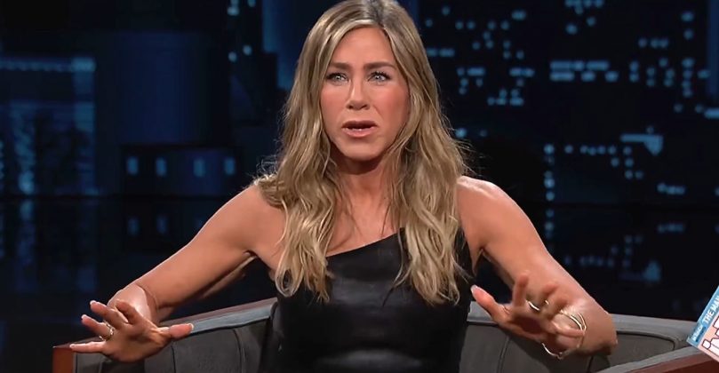 Apesar disso, a atriz negou as alegações. Em entrevista ao Jimmy Kimmel Live, Jennifer classificou os boatos como “absolutamente falsos”. Ela ainda explicou que só conheceu Obama uma vez, em 2007, durante uma festa em Hollywood (Foto: Reprodução/YouTube)