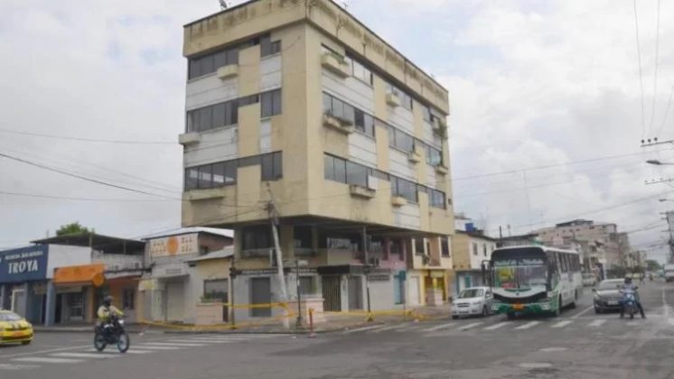 Conhecido como "El Inmortal", esse edifício de quatro andares ganhou notoriedade por sua aparência instável e pela resistência inabalável diante de inúmeros terremotos (Foto: Reprodução/Diario Correo)