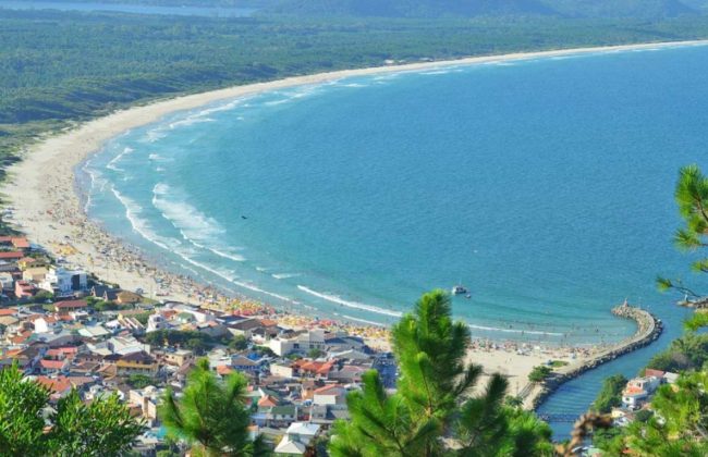 Uma menina de 10 anos foi resgatada com urgência após sofrer uma grave reação alérgica a marisco na Barra da Lagoa, em Florianópolis, na última segunda-feira (20) (Foto: Reprodução)