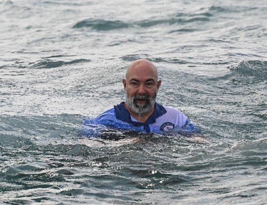 Ao sair da cápsula, Koch comemorou com champanhe, um charuto e um mergulho no mar. Depois, seguiu para uma festa em terra firme (Foto: Ocean Builders/YouTube)